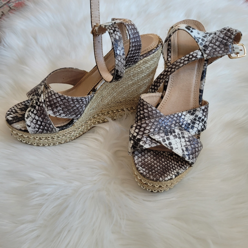 ❌️SOLD❌️ 5 inch snakeskin platforms